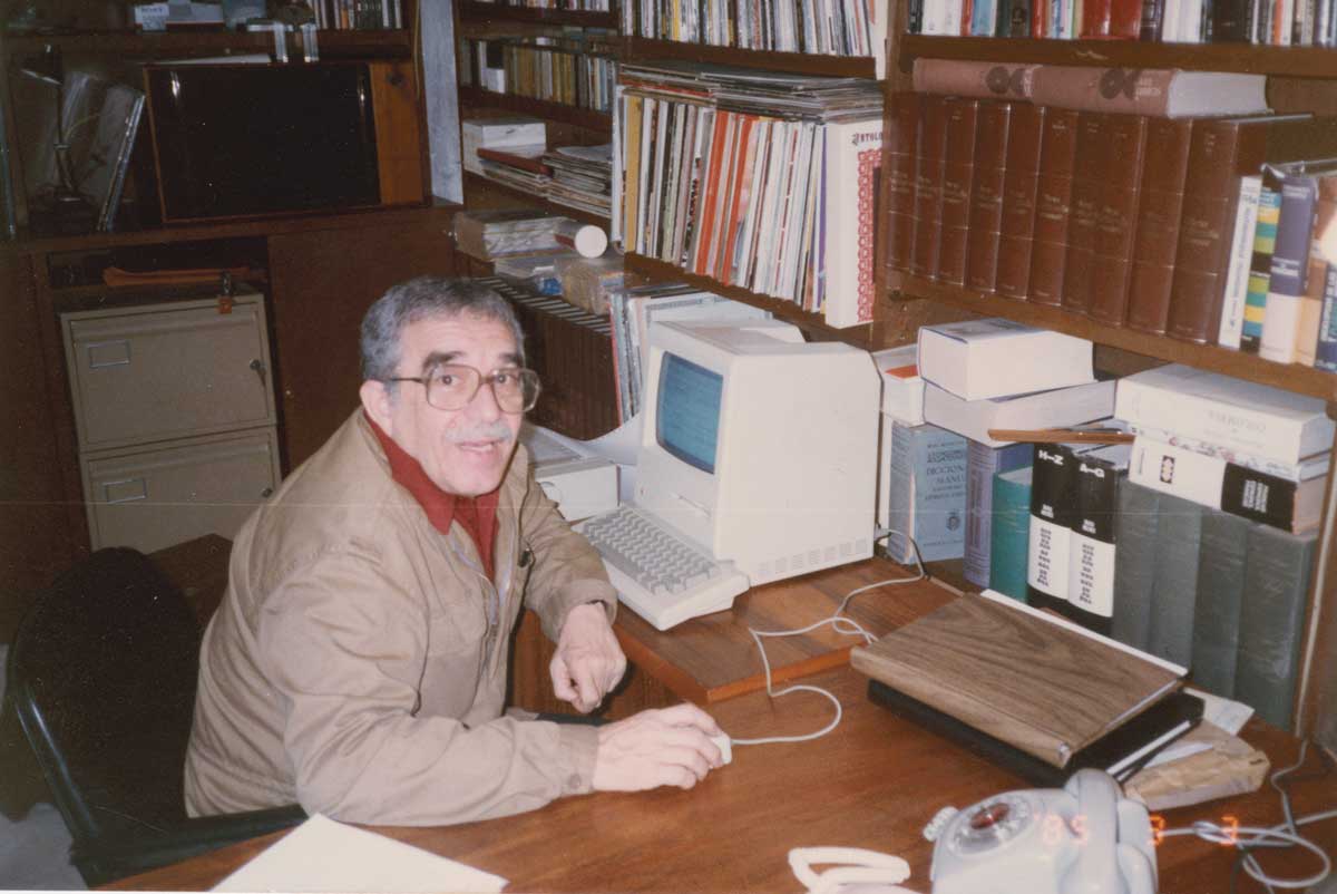 Gabriel García Márquez sitting at his Mac in his study in 1985. Check out this article about word processing from the Harry Ransom Center. https://sites.utexas.edu/ransomcentermagazine/2018/04/24/digital-archaeology-at-the-ransom-center/